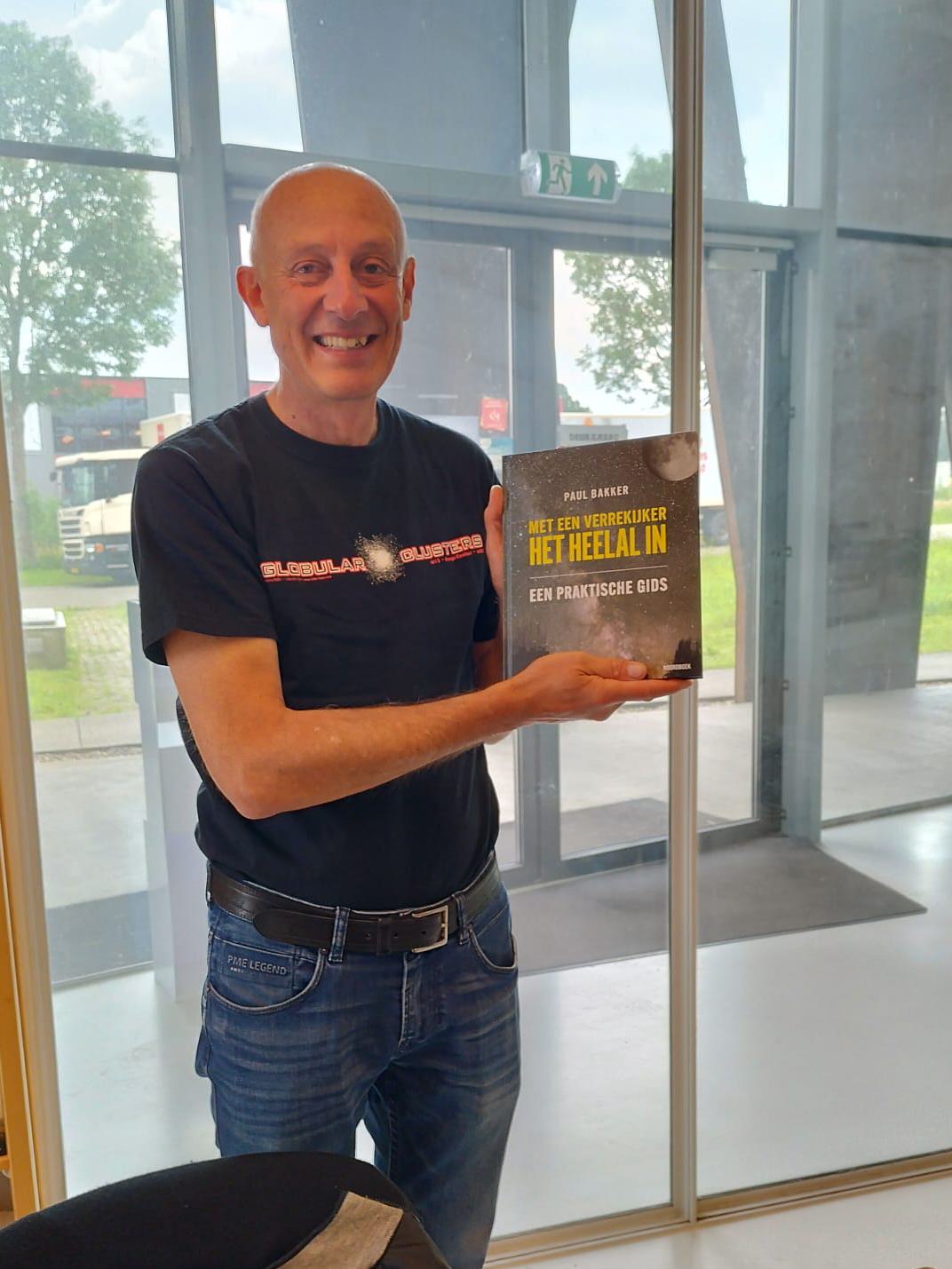 Paul met eerste boek-exemplaar